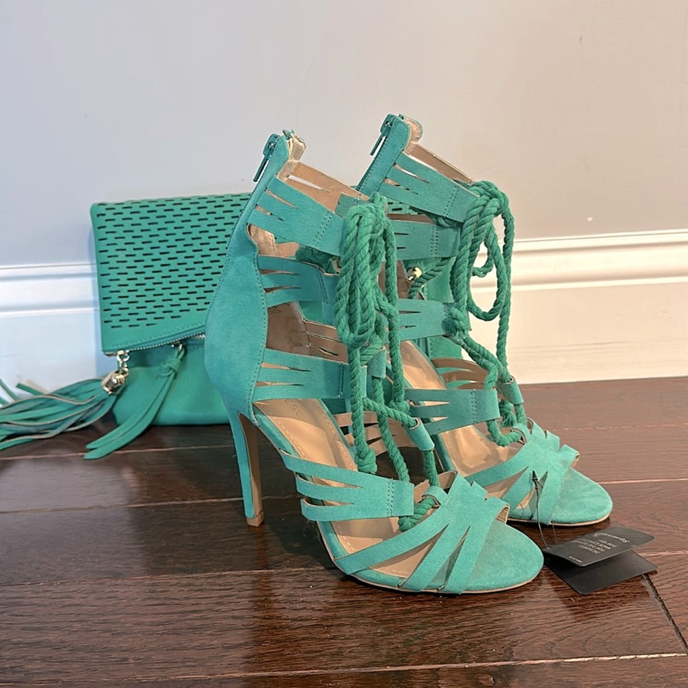 🔥 👠 New!!! Lace up highheel with zipper close.